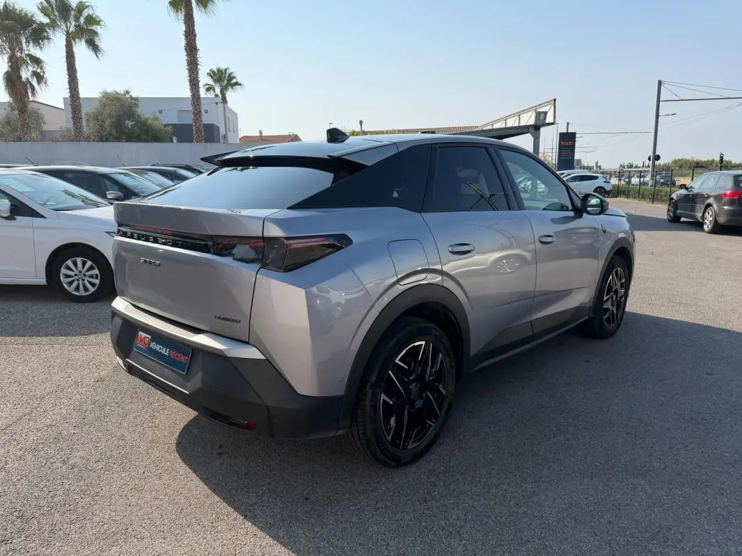 Vue 3/4 arrière droite du Peugeot 3008 Hybrid gris 2025 avec jantes alliage noires de 19 pouces.
