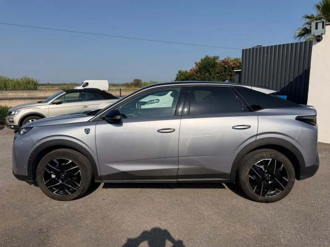Peugeot 3008 Hybrid gris en profil droit, avec jantes alliage noires de 19 pouces et vitres teintées.