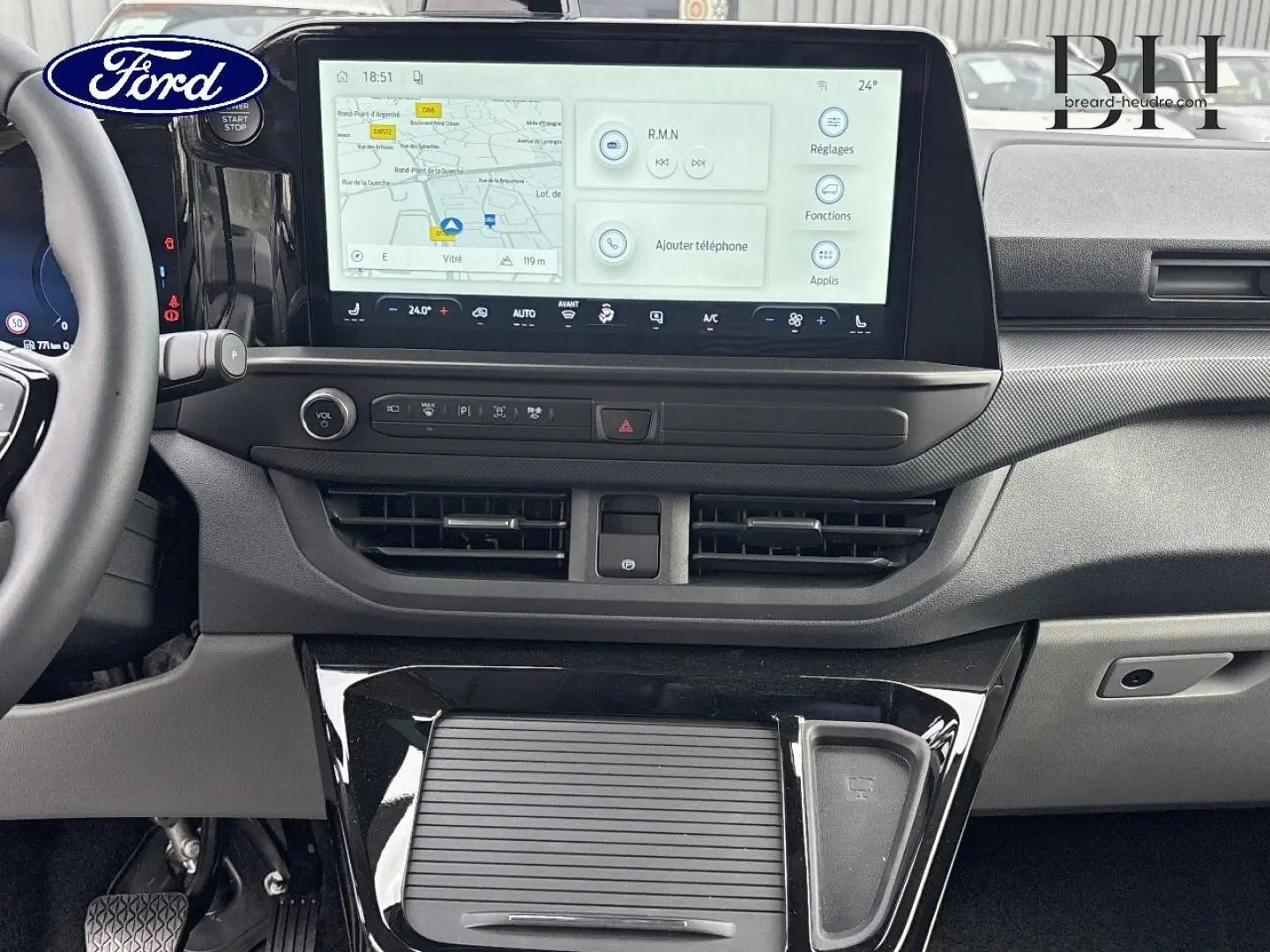 Vue intérieure du tableau de bord du Ford Transit Custom Fourgon 2026, avec écran tactile central et commandes modernes.