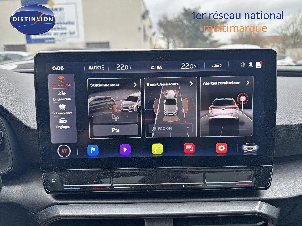 Écran tactile central du tableau de bord de la CUPRA LEON ST 2024 affichant aides à la conduite et température à 22°C