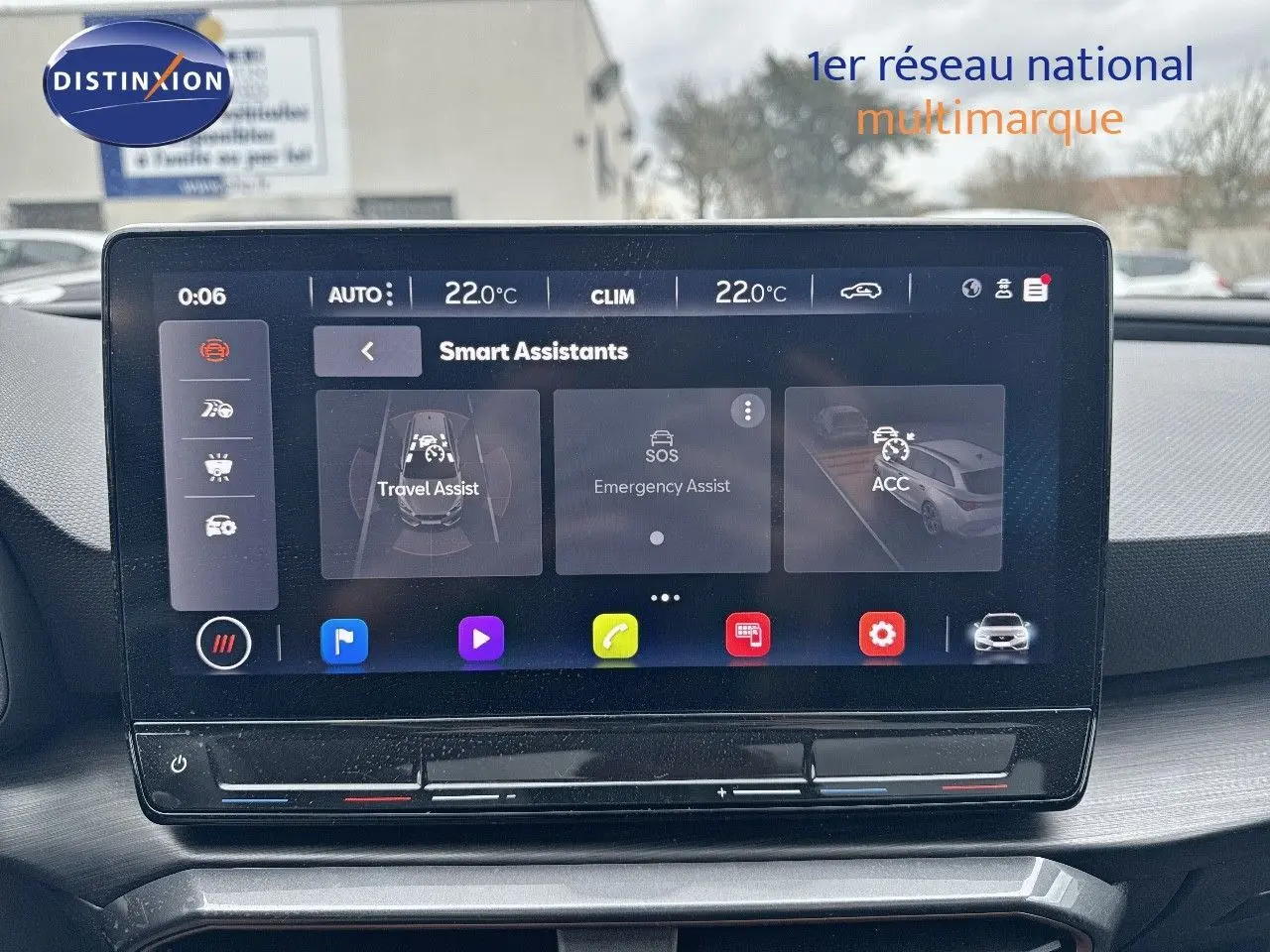 Écran tactile central du tableau de bord de la CUPRA LEON ST 1.5 ETSI 150CH DSG gris Graphene, affichant les assistants intelligents.