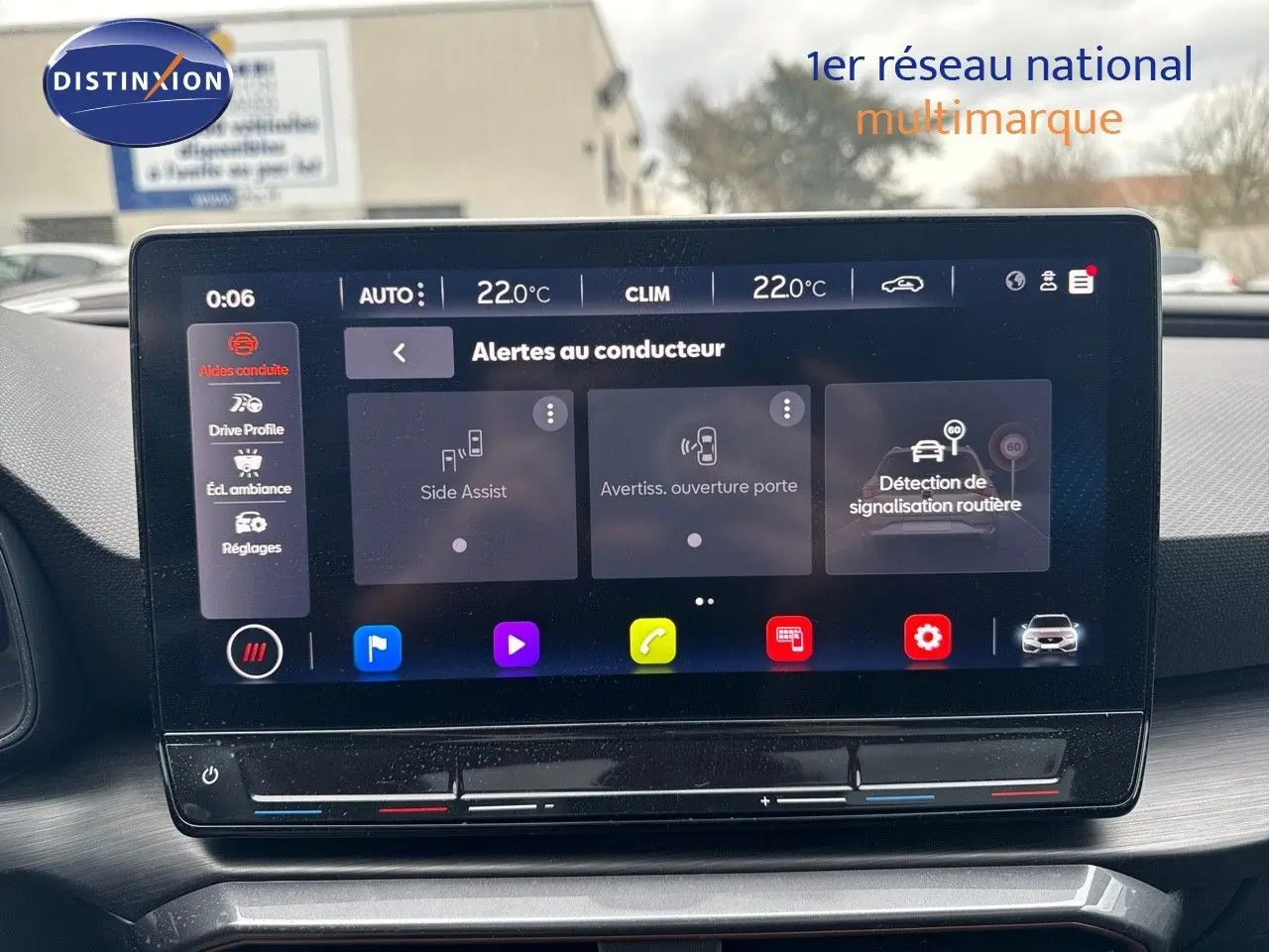 Écran tactile central du tableau de bord d'une CUPRA LEON ST 2024 affichant les alertes au conducteur en intérieur.