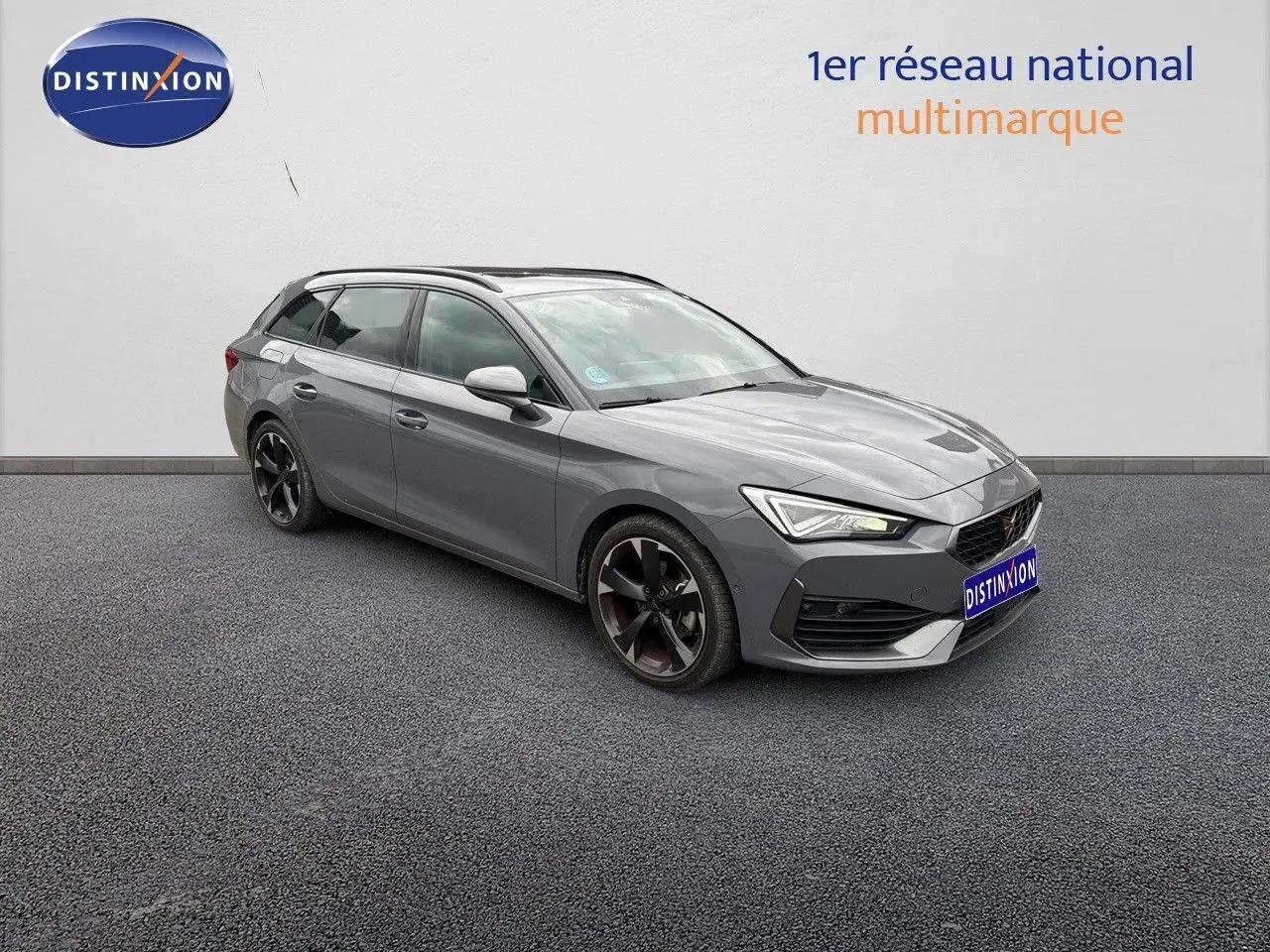 Vue 3/4 avant droite d'une CUPRA LEON ST 1.5 ETSI 150CH DSG gris Graphene avec jantes noires biton.