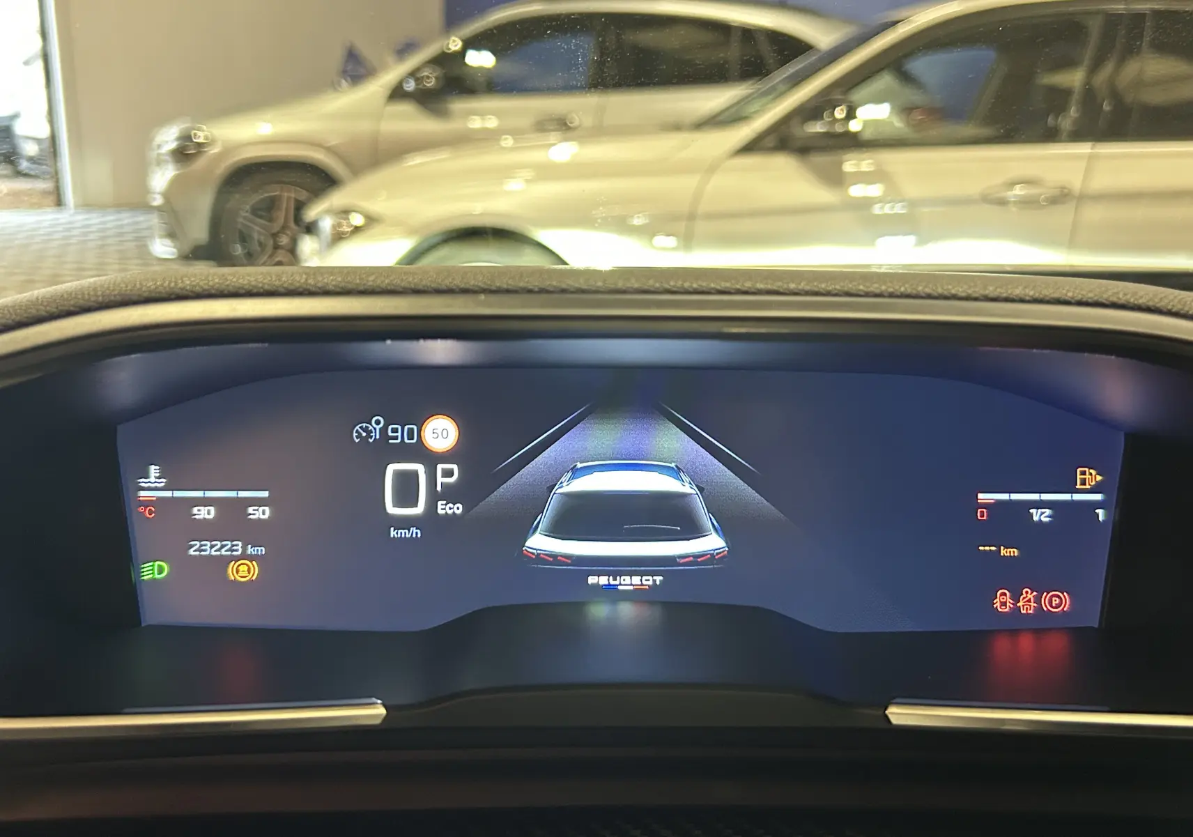 Tableau de bord numérique du Peugeot 508 SW 2024 affichant la caméra 360° et les informations de conduite en mode Eco.