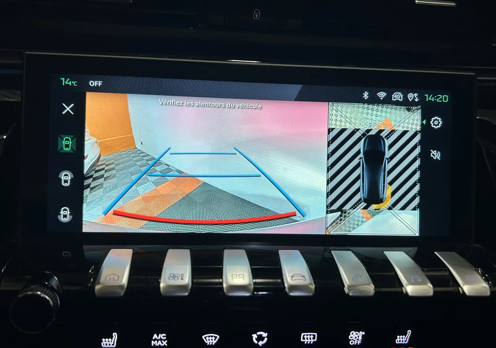 Écran central de la Peugeot 508 SW 2024 affichant la caméra 360° avec vue arrière et plan en survol du véhicule.