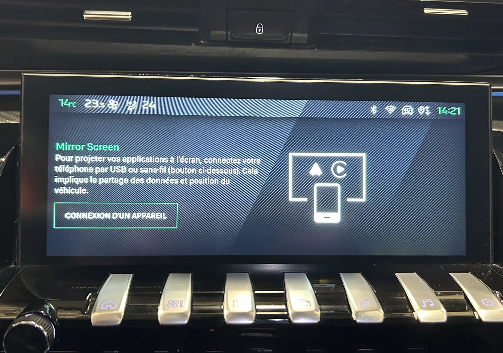 Écran tactile central du Peugeot 508 SW 2024 affichant la fonction Mirror Screen dans l'habitacle noir.