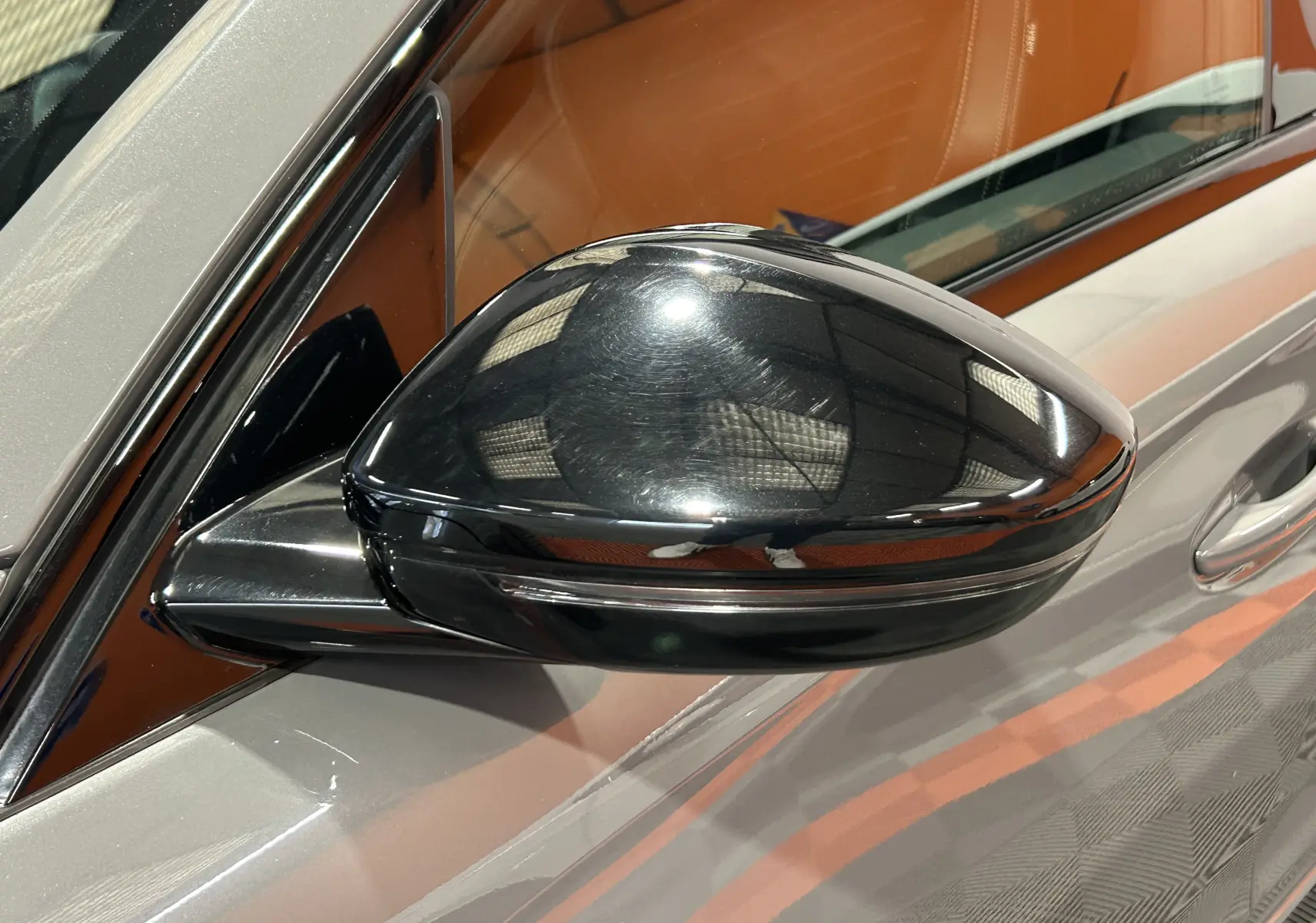 Rétroviseur noir brillant côté gauche du Peugeot 508 SW gris Selenium 2024, avec caméra intégrée visible.