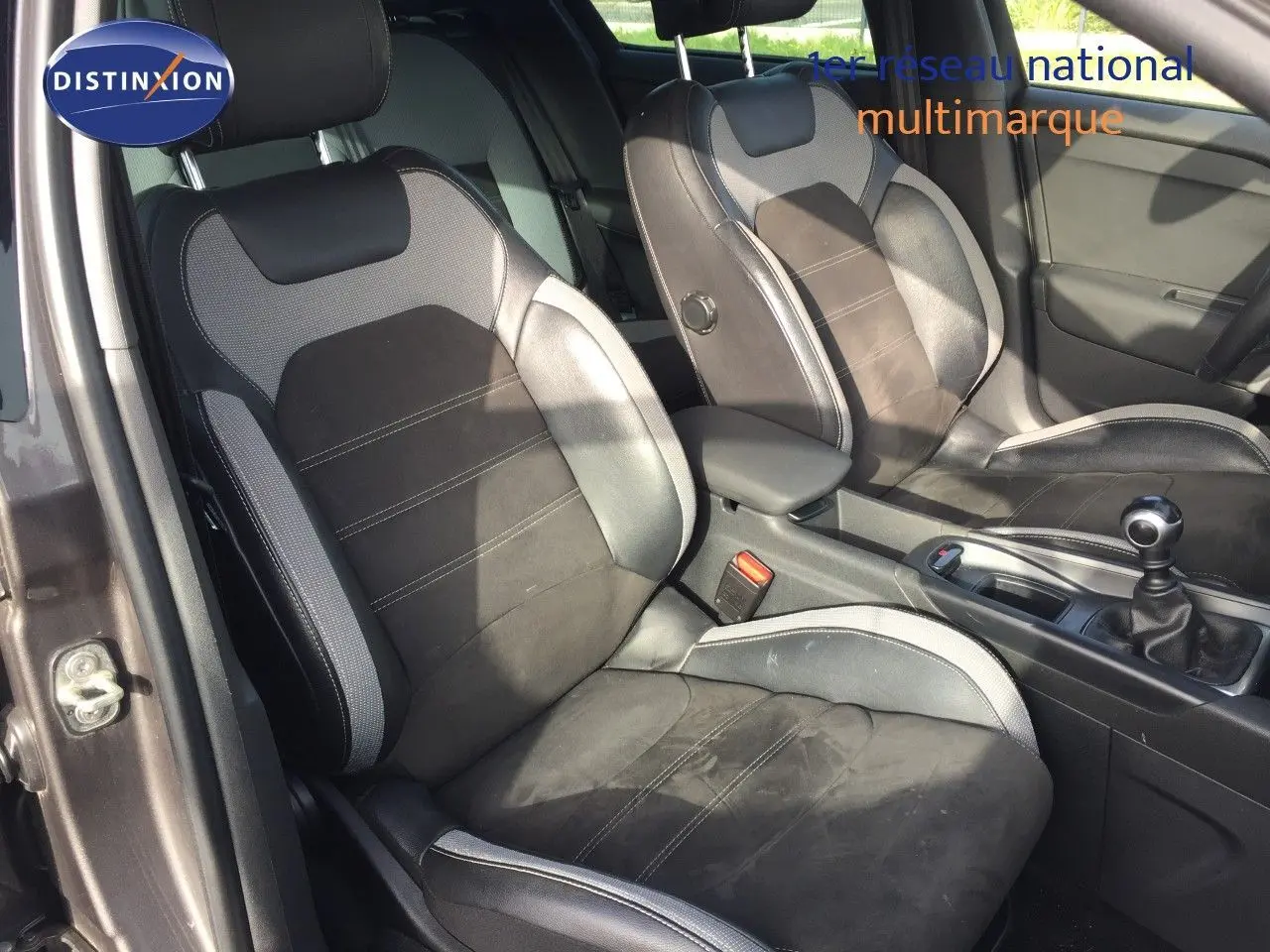 Vue intérieure côté conducteur du DS4 CROSSBACK 2017, sièges en cuir noir et gris, levier de vitesse manuel visible.