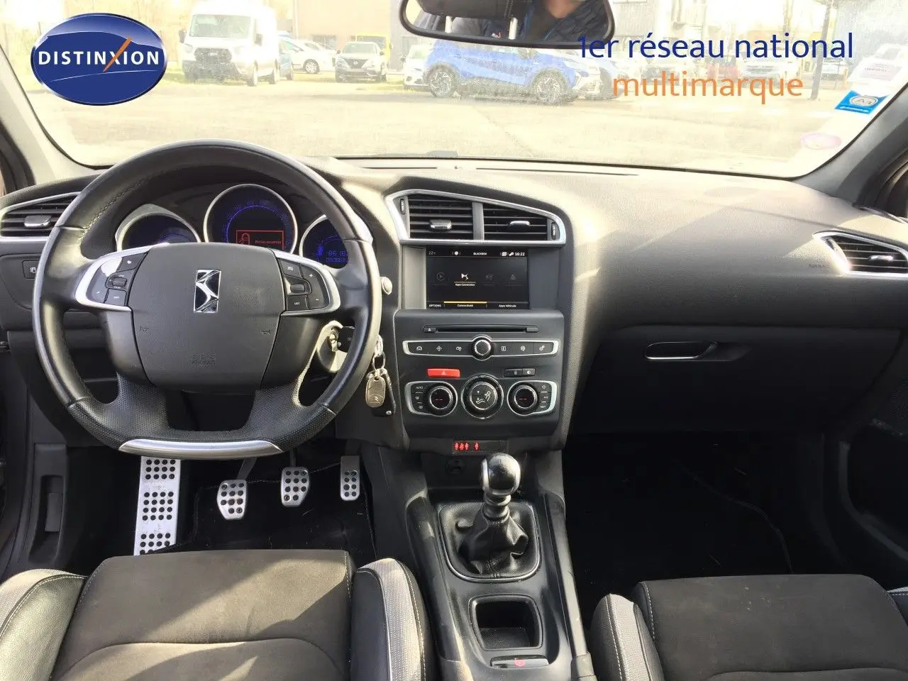 Vue intérieure avant du DS4 CROSSBACK 2017, tableau de bord noir avec volant multifonction et boîte manuelle.