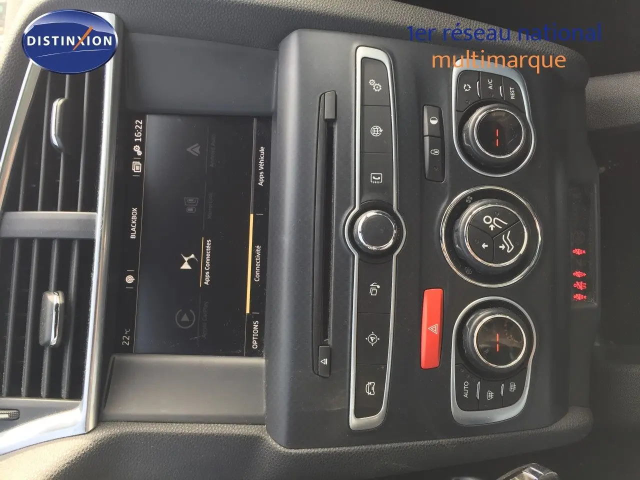 Vue rapprochée du tableau de bord de la DS4 CROSSBACK 2017 avec commandes de climatisation et écran tactile.