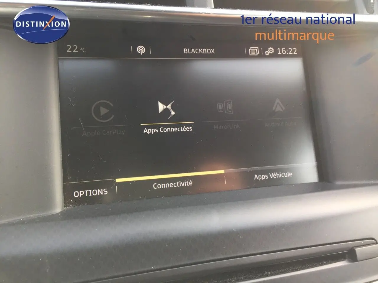 Écran tactile central du DS4 CROSSBACK 2017 affichant les options de connectivité et applications, intérieur gris.