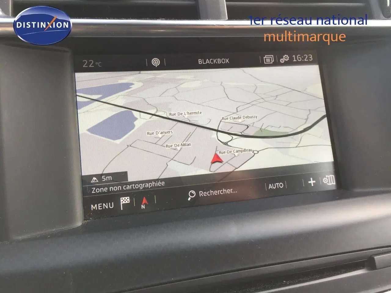 Écran de navigation GPS du DS4 CROSSBACK affichant une carte avec plusieurs rues, dans un intérieur sombre.