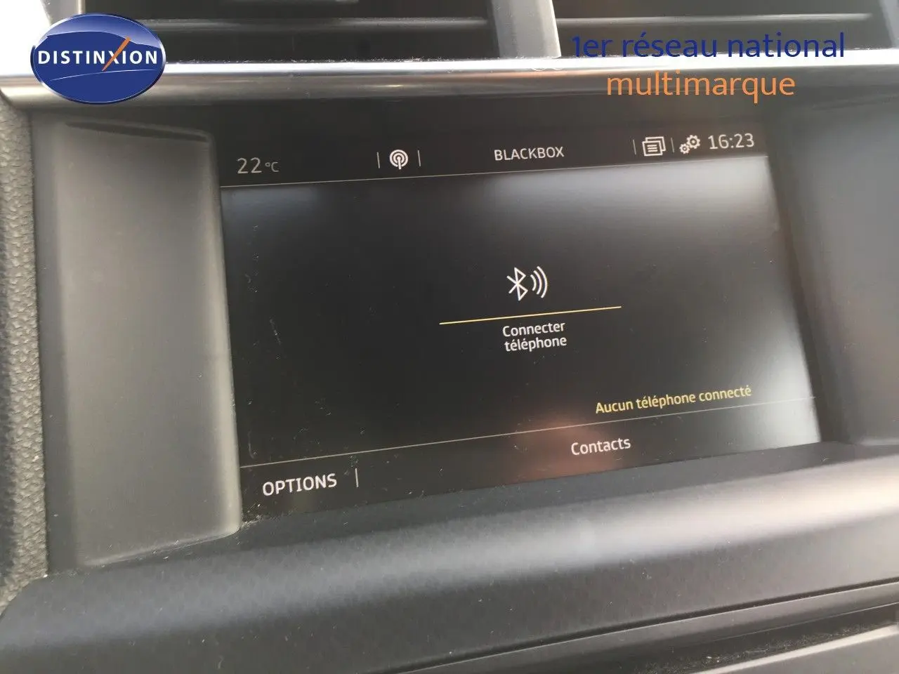 Écran tactile central du tableau de bord du DS4 CROSSBACK 2017 affichant la connexion Bluetooth en intérieur noir.
