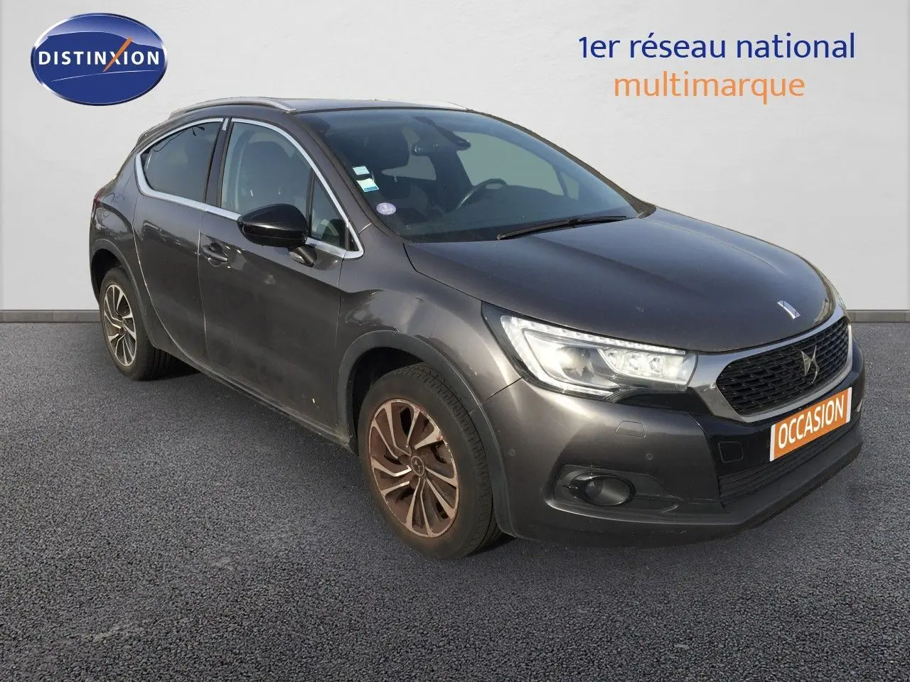 DS4 CROSSBACK gris platinium métal vue 3/4 avant droit avec calandre noire et jantes bi-ton.