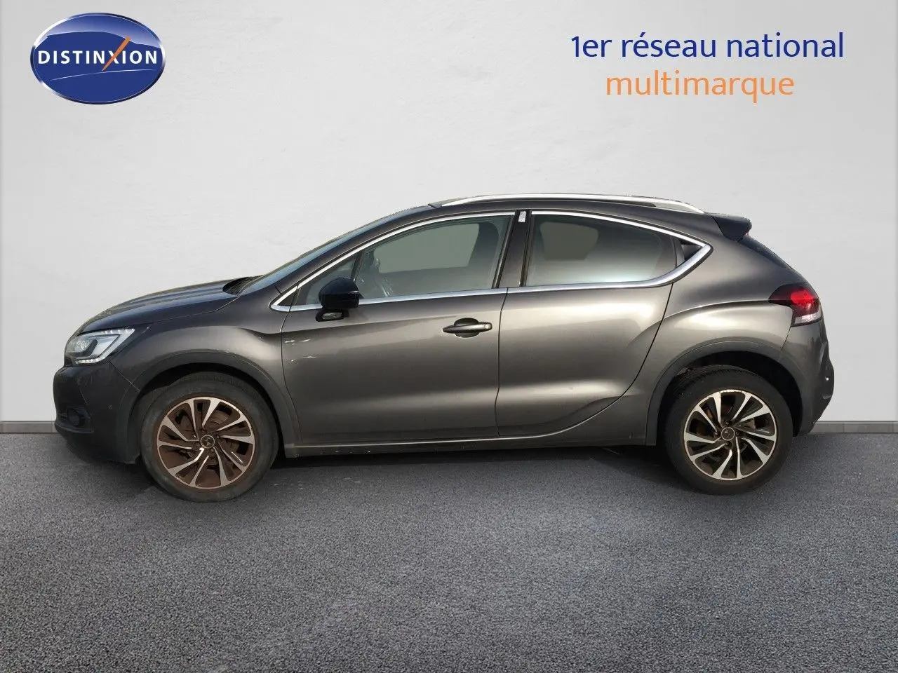 Vue de profil côté gauche d'une DS4 CROSSBACK gris platinium métallisé avec jantes bi-ton et lignes fluides.