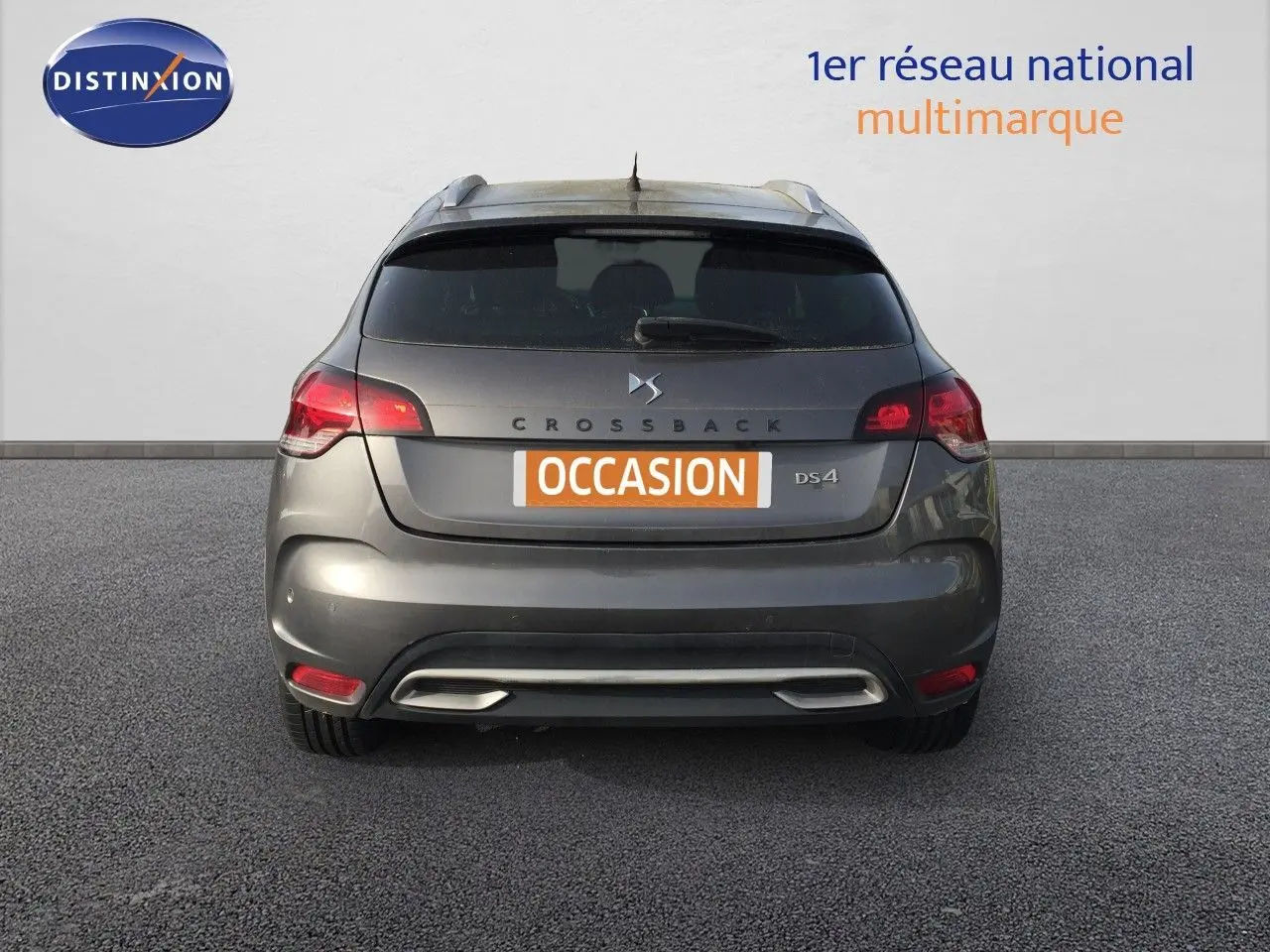 Vue arrière d'un DS4 CROSSBACK gris platinium métal avec feux rouges et plaque "OCCASION" visible.