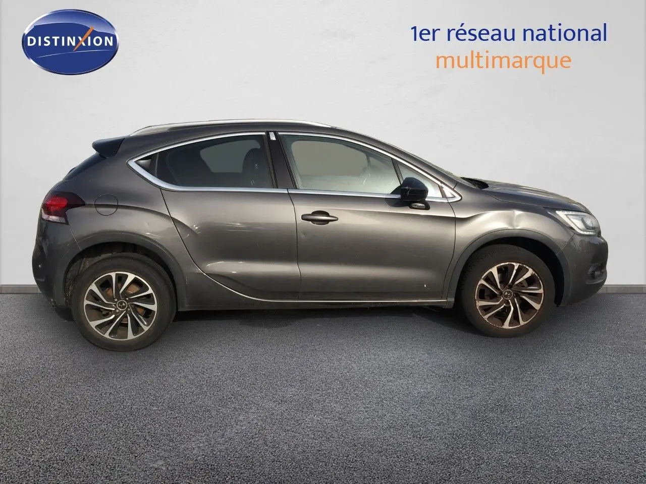 Vue de profil côté gauche d'une DS4 CROSSBACK gris platinium métallisé, soulignant ses jantes bi-ton et sa silhouette compacte.