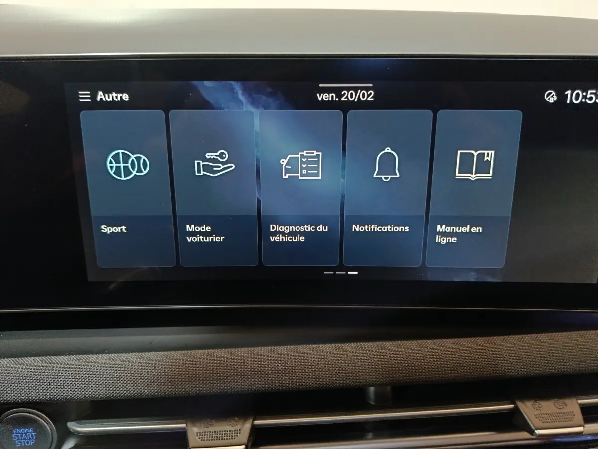 Écran tactile central du Hyundai Tucson 2025 affichant les options Sport, Mode voiturier, diagnostic, notifications et manuel en ligne.