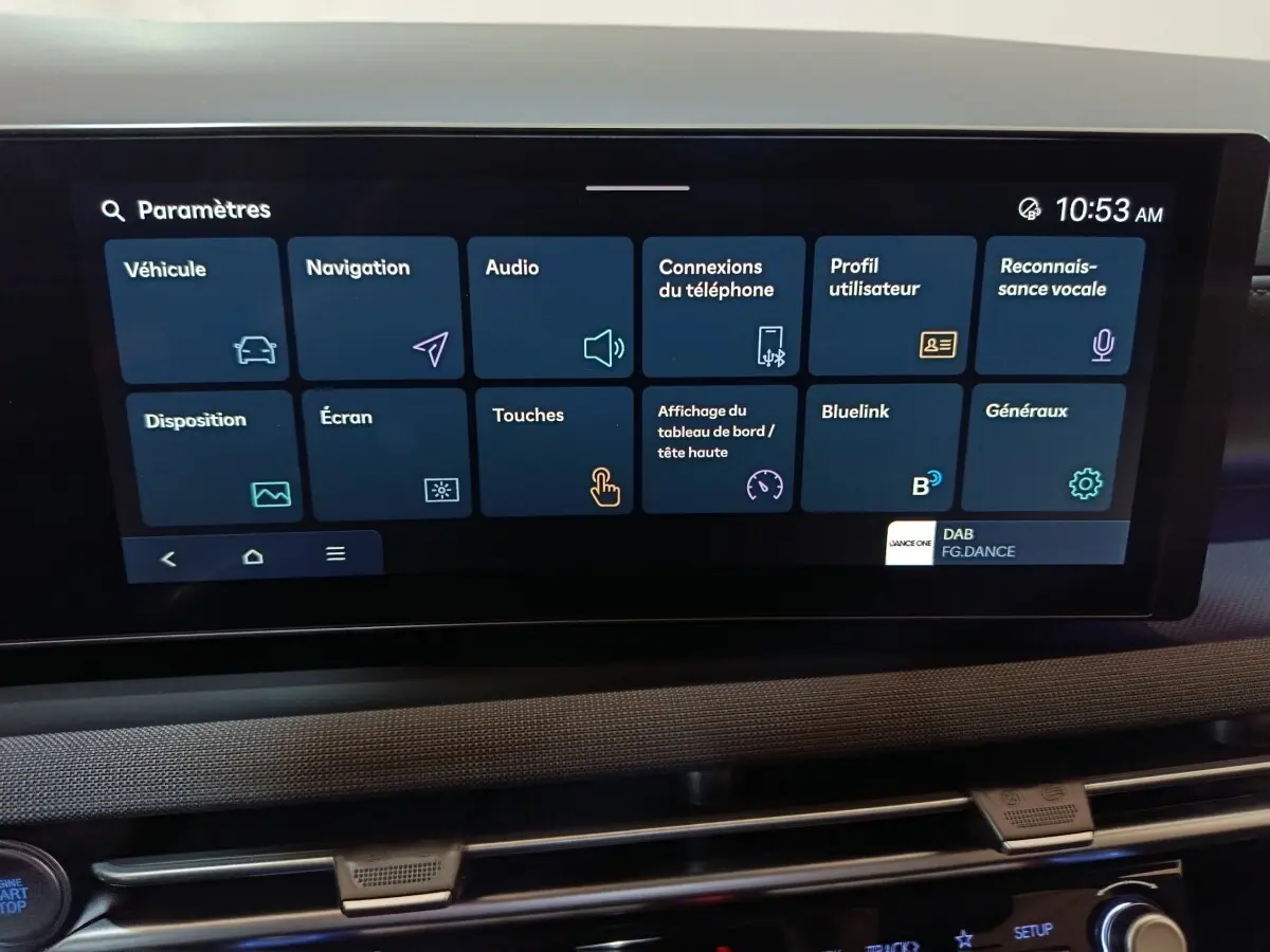 Écran tactile central du tableau de bord du Hyundai Tucson 2025, affichant le menu des paramètres.