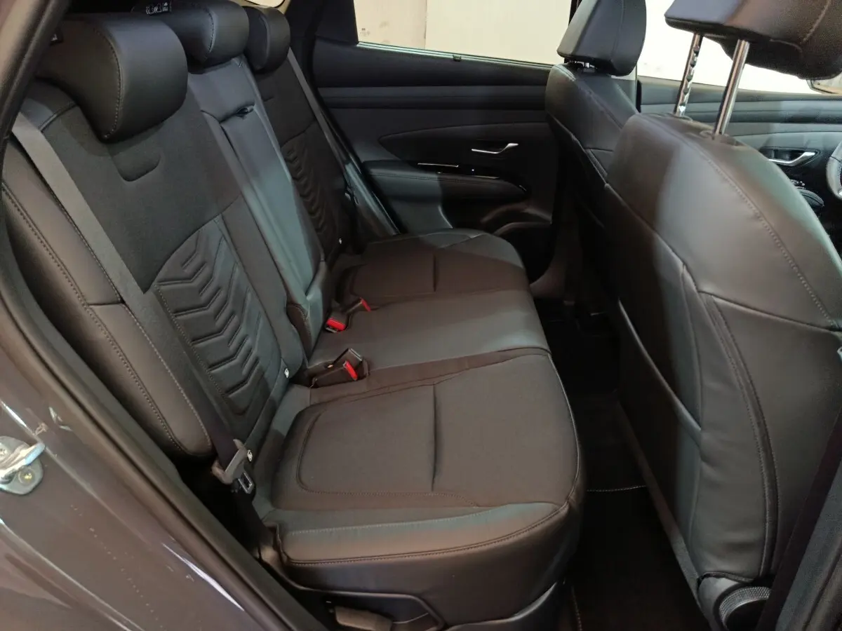 Vue intérieure côté gauche des sièges arrière noirs du Hyundai Tucson 1.6 Hybrid 239 Creative Auto 2025.