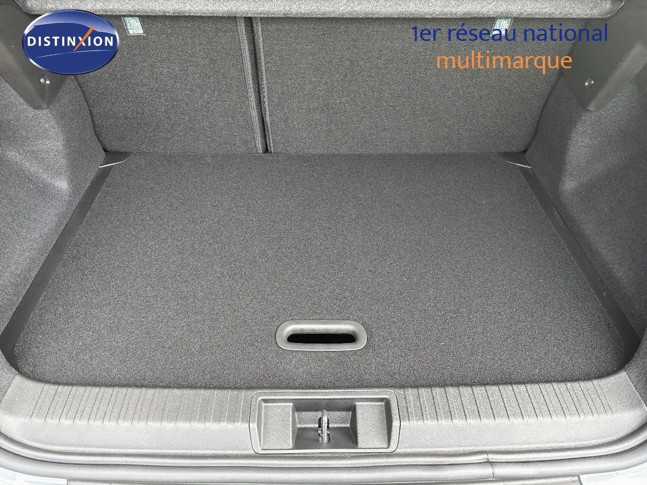 Coffre ouvert du Renault Captur II gris Rafale métal avec toit noir, vue plongeante sur le plancher de chargement.