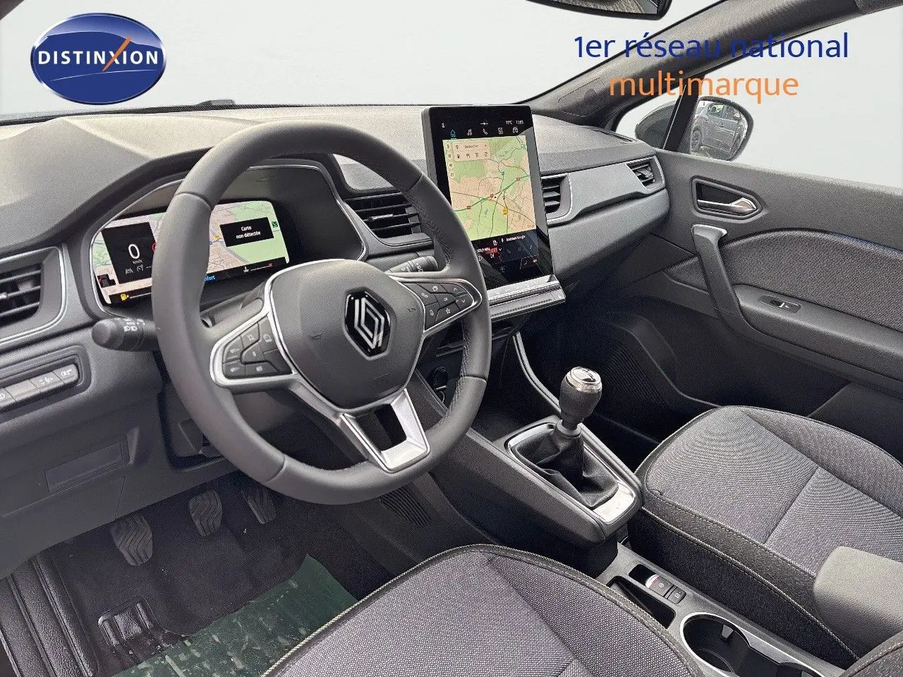 Vue intérieure côté conducteur du Renault Captur II 2025, tableau de bord avec écran tactile vertical et volant multifonction.