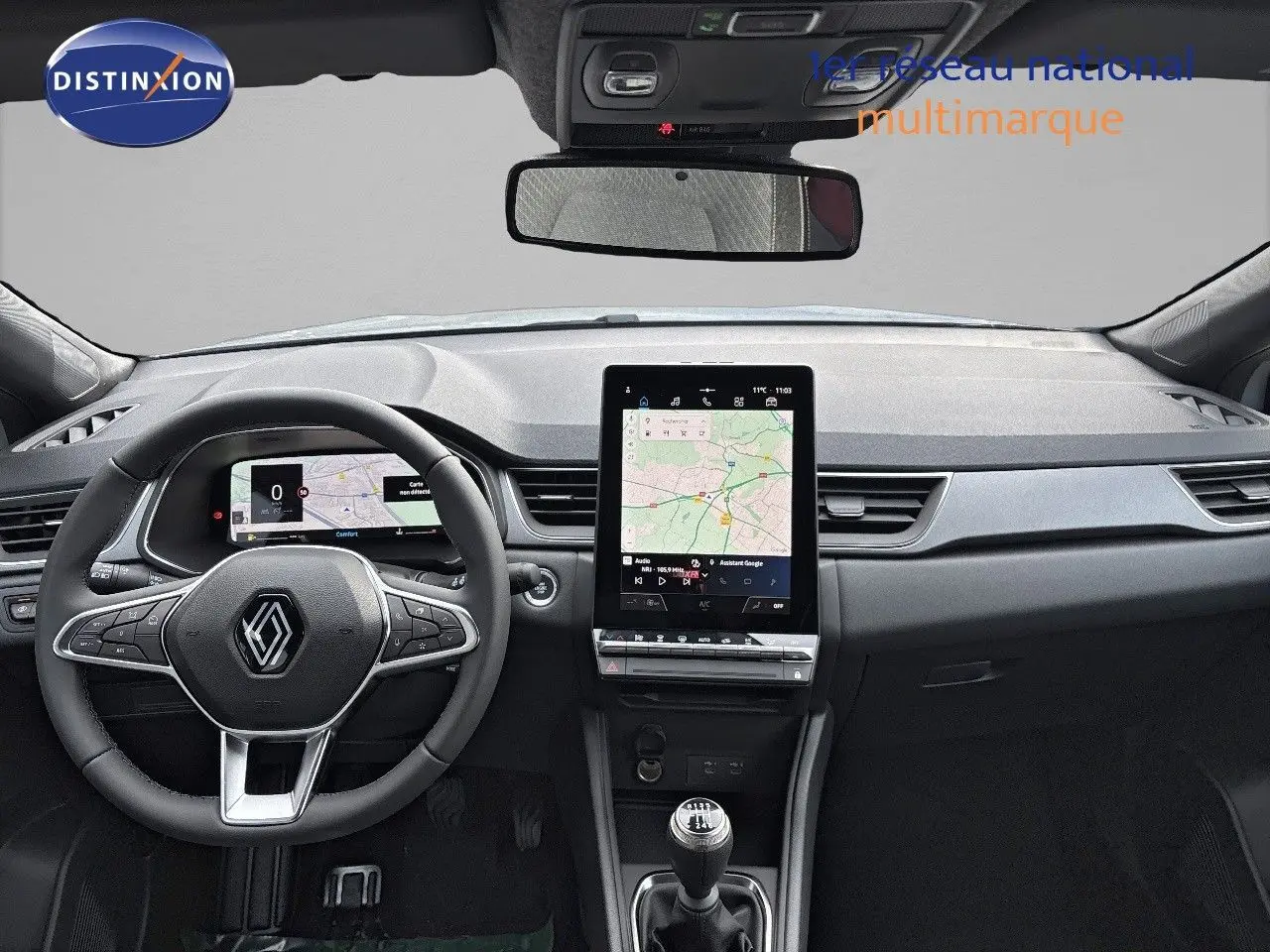 Vue intérieure avant du Renault Captur II hybride 2025, tableau de bord gris avec écran tactile central et volant multifonction.