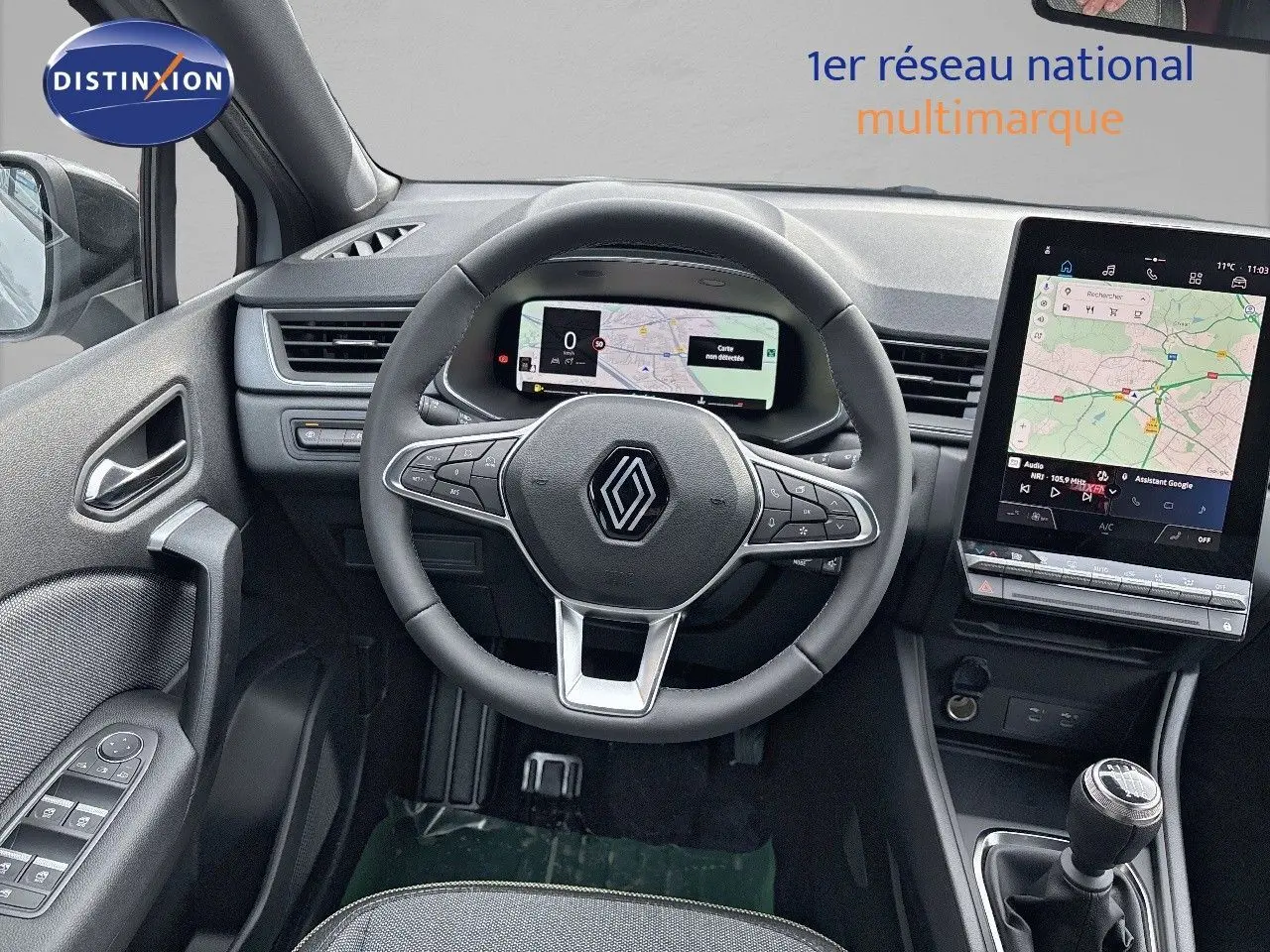 Vue intérieure centrée sur le volant et le tableau de bord numérique du Renault Captur II hybride 2025, finition technologie.