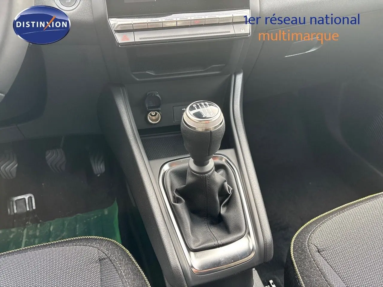 Le levier de vitesse manuel en gros plan dans l'habitacle d'une Renault Captur gris rafale métal, vue centrée.