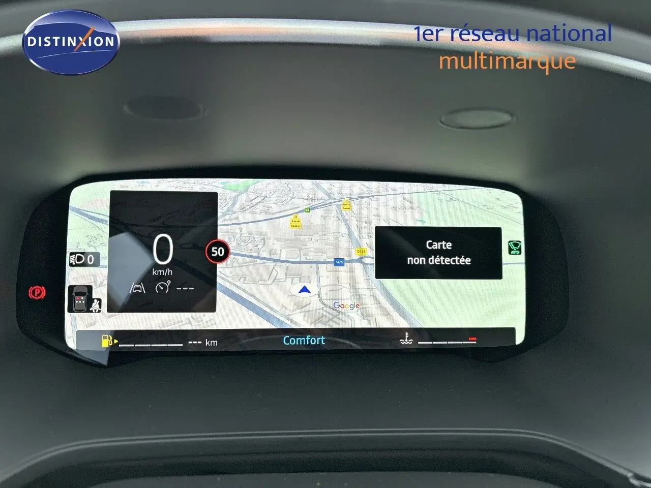 Tableau de bord numérique du Renault Captur II gris rafale métal, affichant la navigation et la vitesse à 0 km/h.