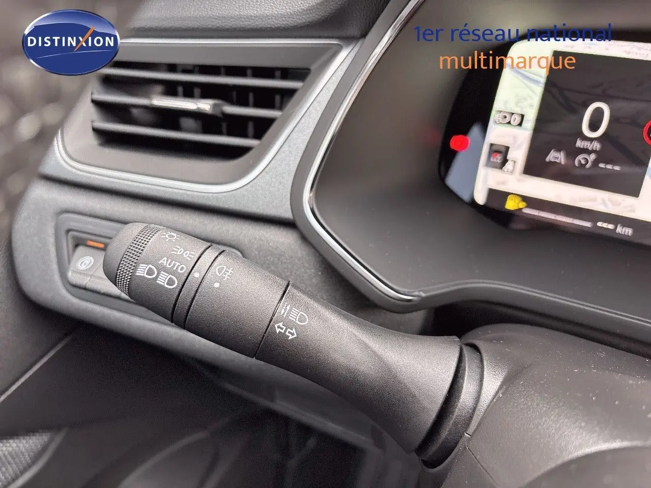 Gros plan sur la commande des feux et clignotants à gauche du volant dans l’habitacle gris noir du Renault Captur 2025.