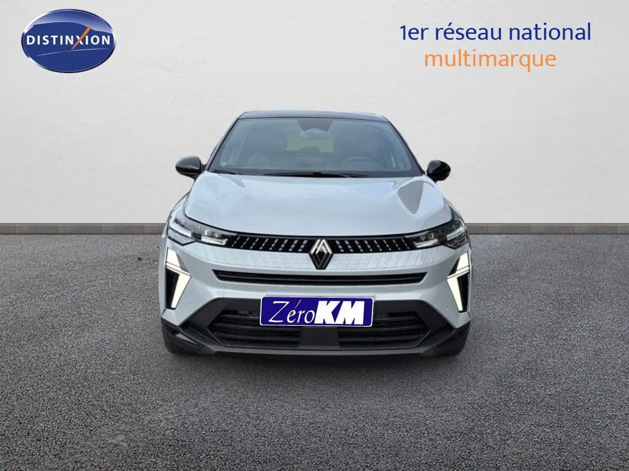 Vue avant du Renault Captur II gris Rafale métal avec toit noir, mettant en valeur sa calandre et ses feux LED distinctifs.