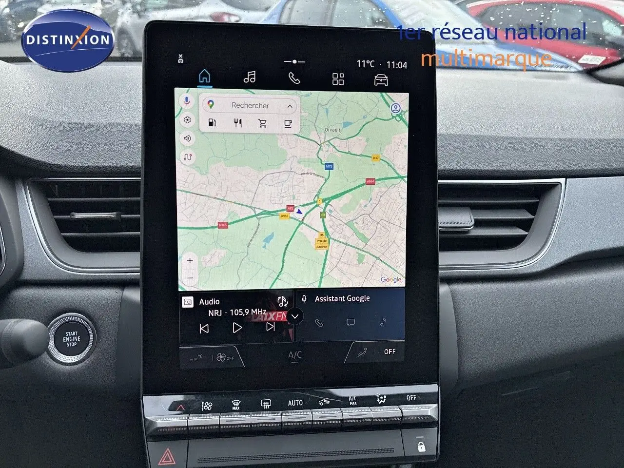 Intérieur du Renault Captur II 1.6 E-Tech hybride 2025, vue centrale sur l’écran tactile avec navigation et commandes climatisation.