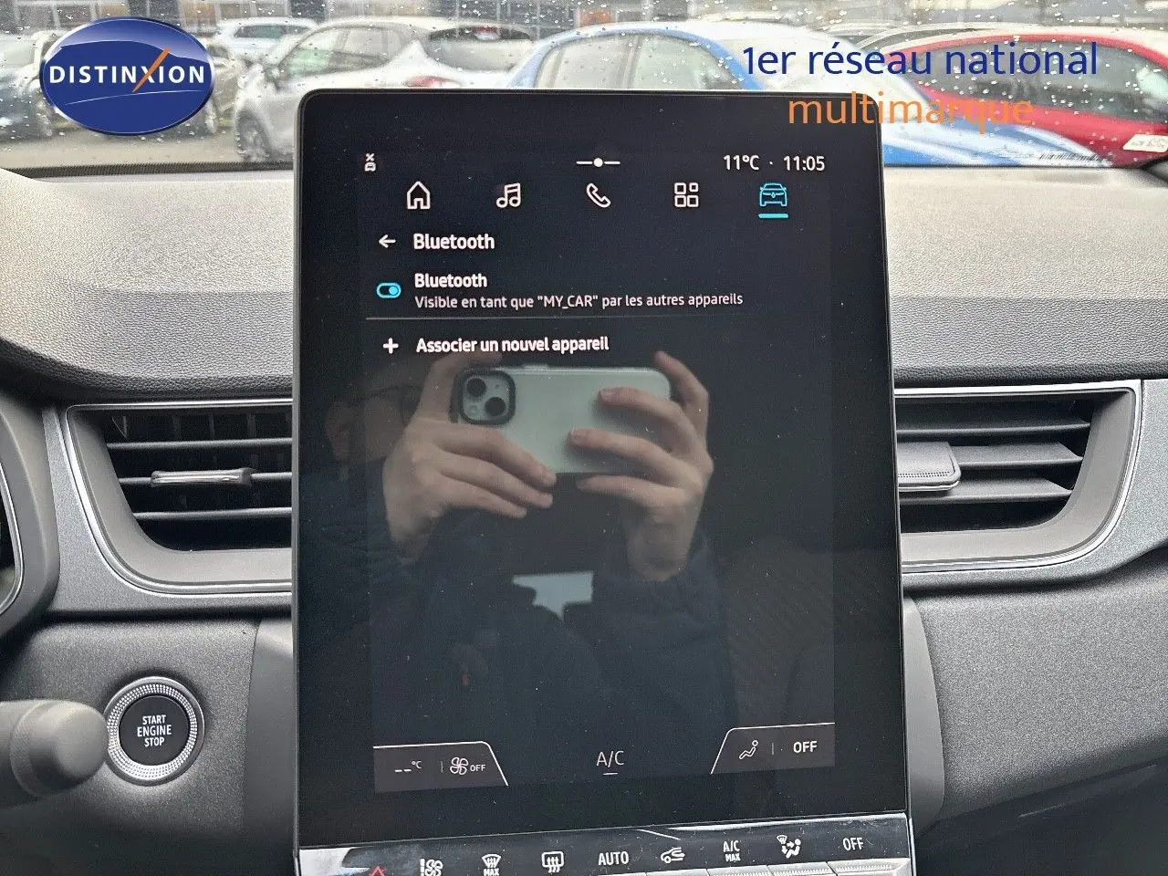 Vue rapprochée de l’écran tactile central du Renault Captur 2025, affichant le menu Bluetooth, avec tableau de bord gris.