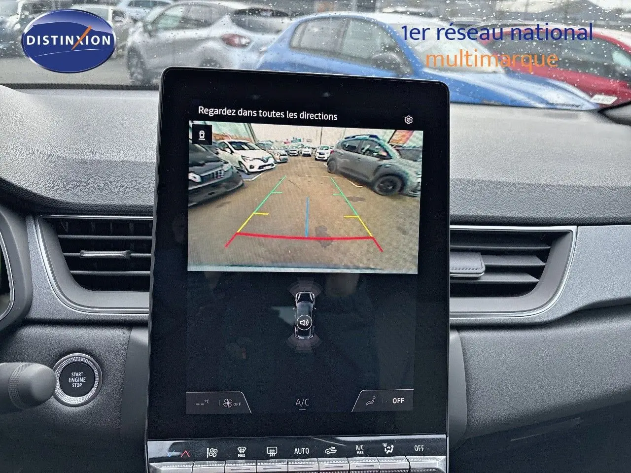 Vue intérieure centrée sur l'écran tactile affichant la caméra de recul du Renault Captur gris rafale métal avec toit noir.