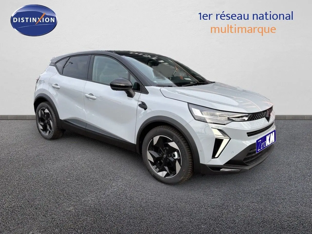 Renault Captur II hybride gris rafale métal avec toit noir, vu en 3/4 avant droit sur fond neutre.