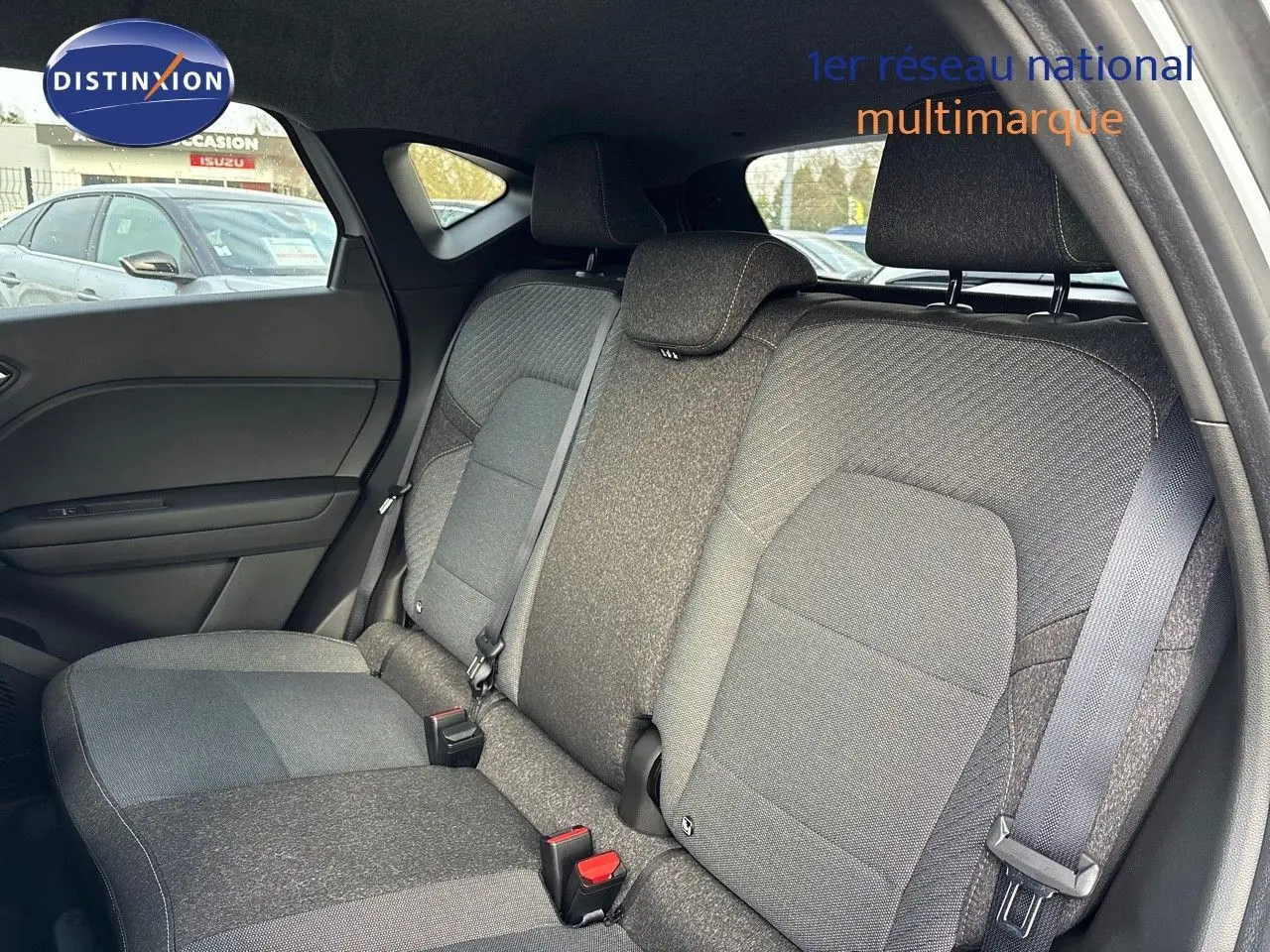 Vue intérieure côté droit des sièges arrière en tissu gris du Renault Captur II 1.6 E-Tech Hybride 2025.