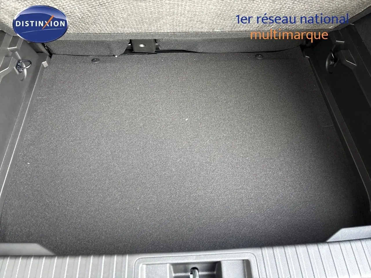 Coffre vide vu de dessus du Renault Captur II gris Rafale métal avec toit noir, finition hybride 2025.