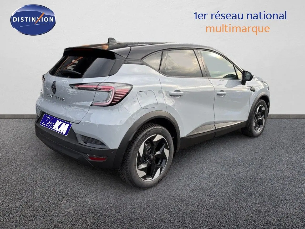 Vue 3/4 arrière droite du Renault Captur gris Rafale métal avec toit noir et jantes biton modernes.