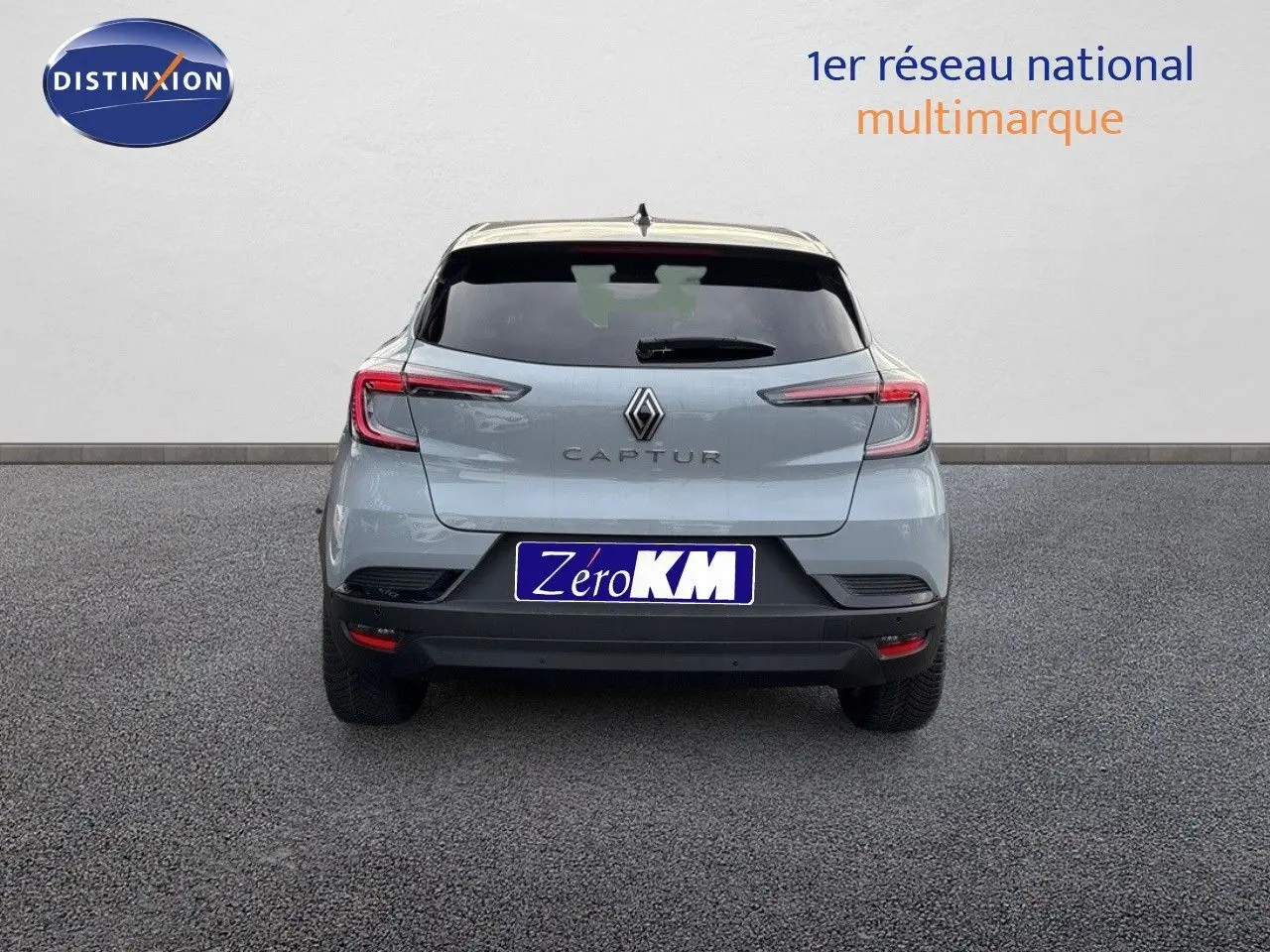 Vue arrière d'un Renault Captur II gris Rafale métal avec toit noir, mettant en valeur ses feux LED caractéristiques.