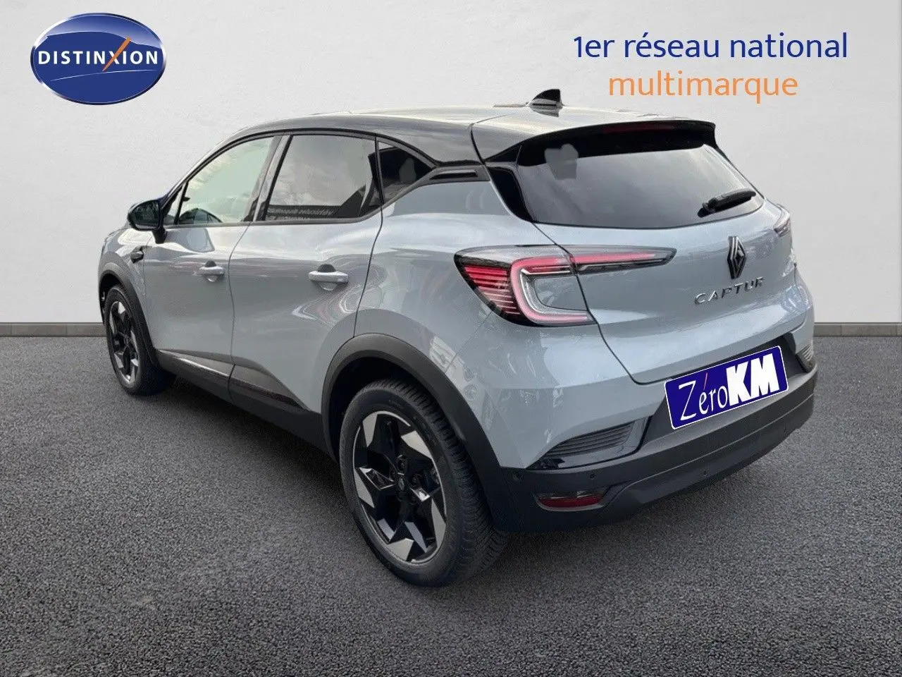 Vue 3/4 arrière droite du Renault Captur gris Rafale métal avec toit noir et jantes noires distinctives.