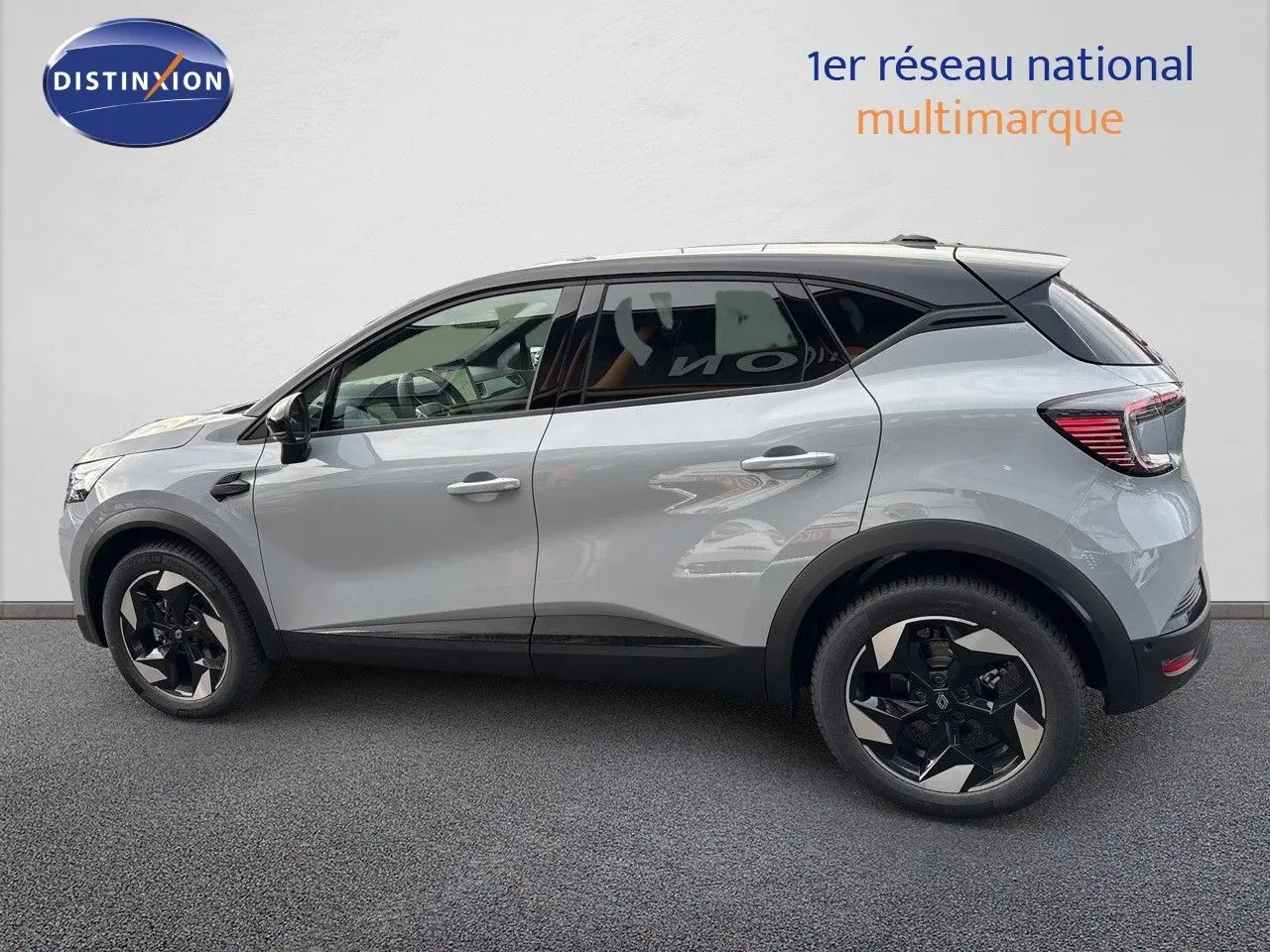 Profil droit du Renault Captur II gris Rafale métal avec toit noir, roues noires et design moderne 2025.