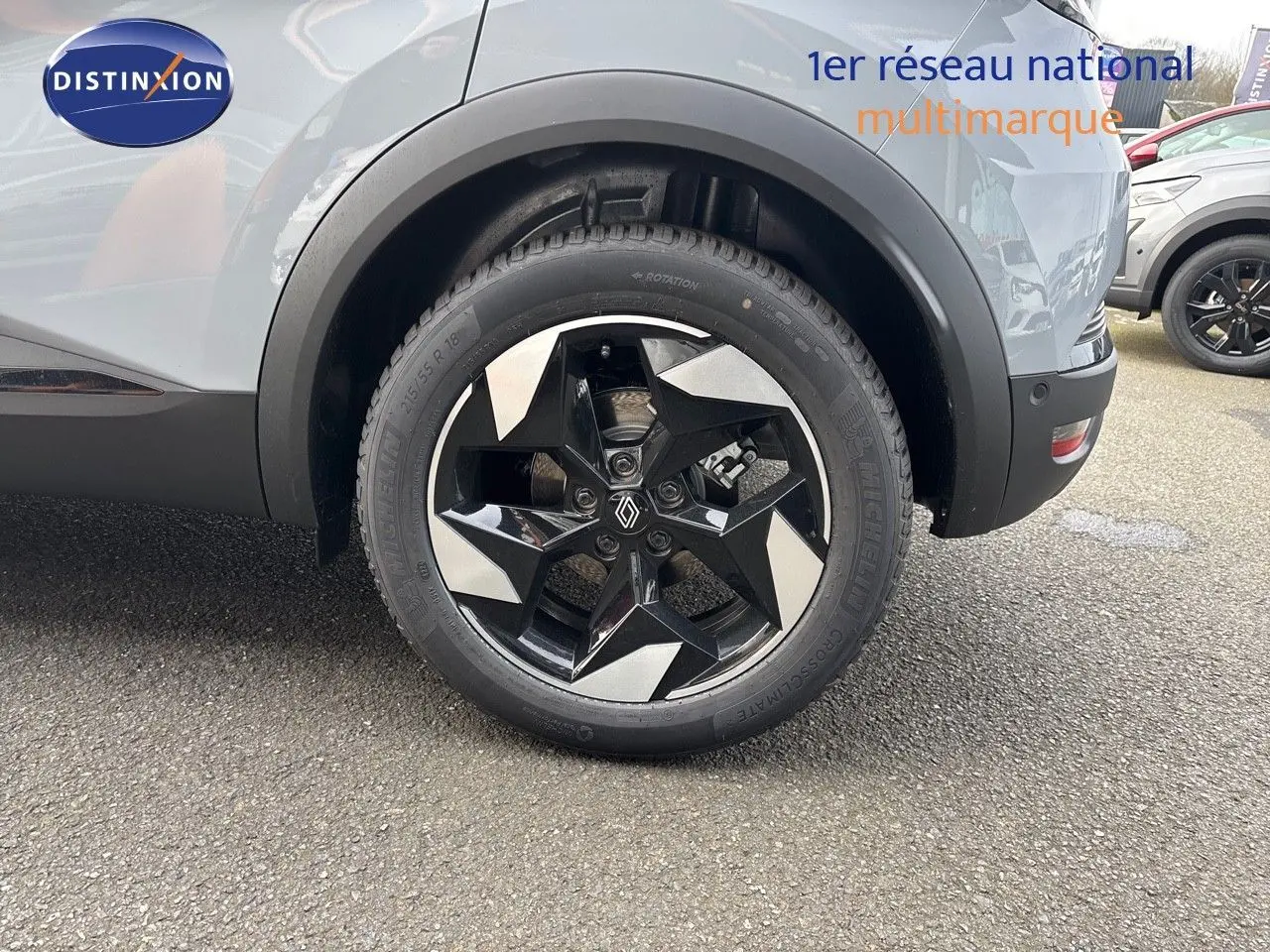 Gros plan sur la roue arrière droite du Renault Captur II gris Rafale métal avec jante noire et argentée au design étoilé.