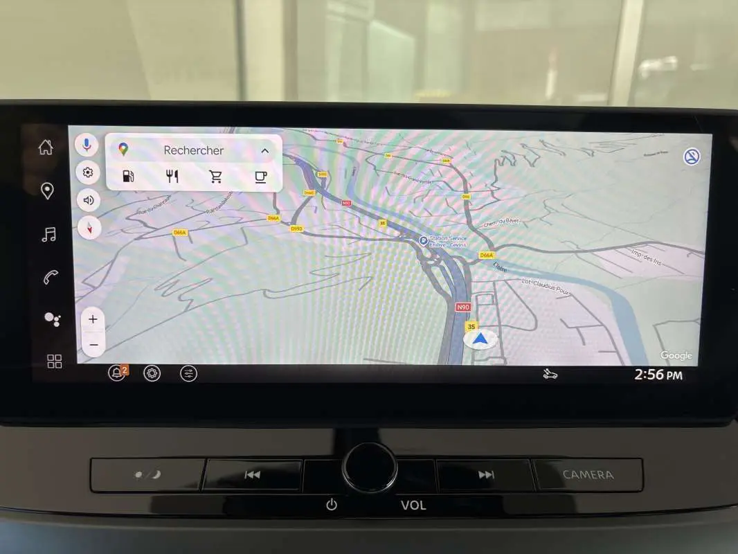 Écran central du Nissan Qashqai E-POWER 2026 affichant la navigation GPS avec carte détaillée en mode jour.