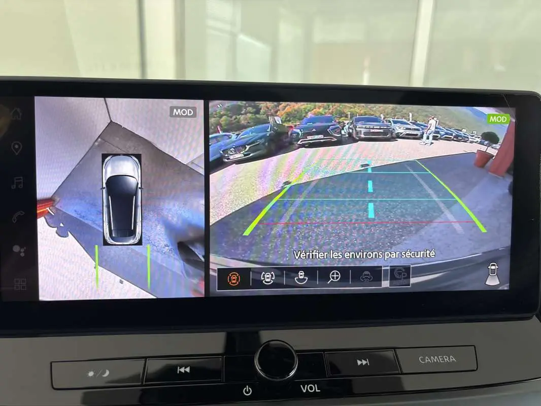 Écran multimédia du Nissan Qashqai E-POWER 205 N-DESIGN montrant la caméra 360° et la vue arrière en stationnement.