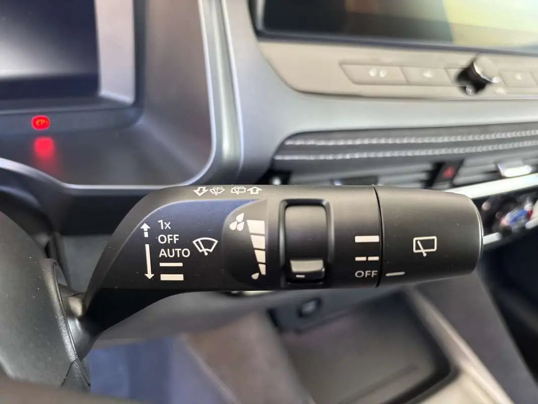 Gros plan sur la commande d’essuie-glace du Nissan Qashqai E-POWER 205 N-DESIGN 2026, intérieur noir et gris.