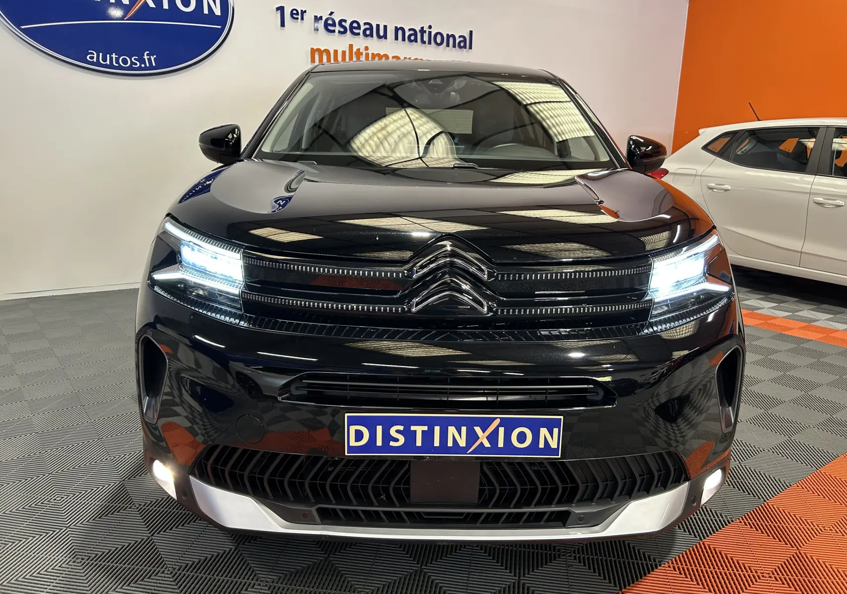 Vue frontale d'un Citroën C5 Aircross noir Perla Nera 2024 avec phares LED allumés et calandre chromée.