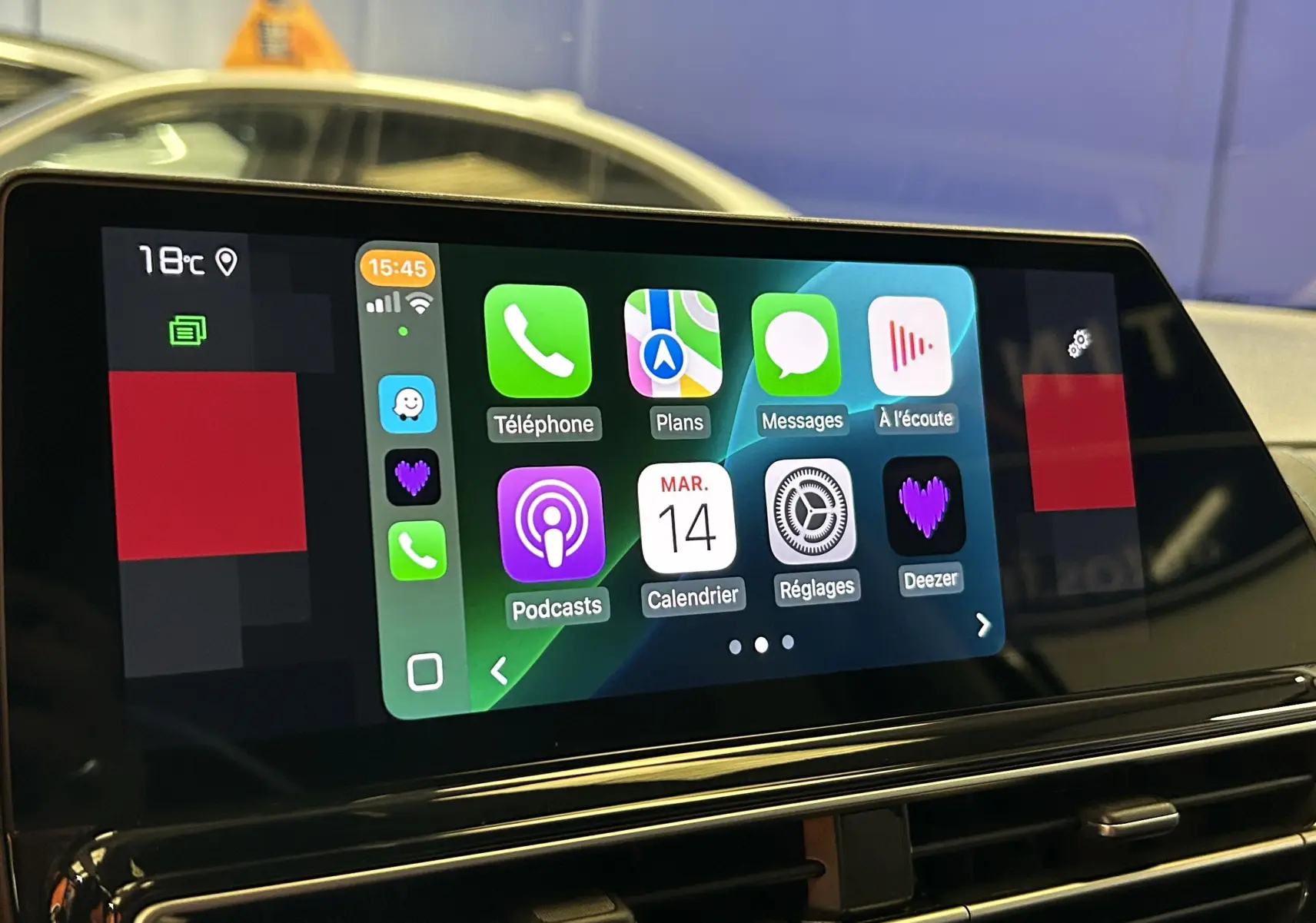 Écran tactile central du tableau de bord du Citroën C5 Aircross noir, affichant l'interface Apple CarPlay.