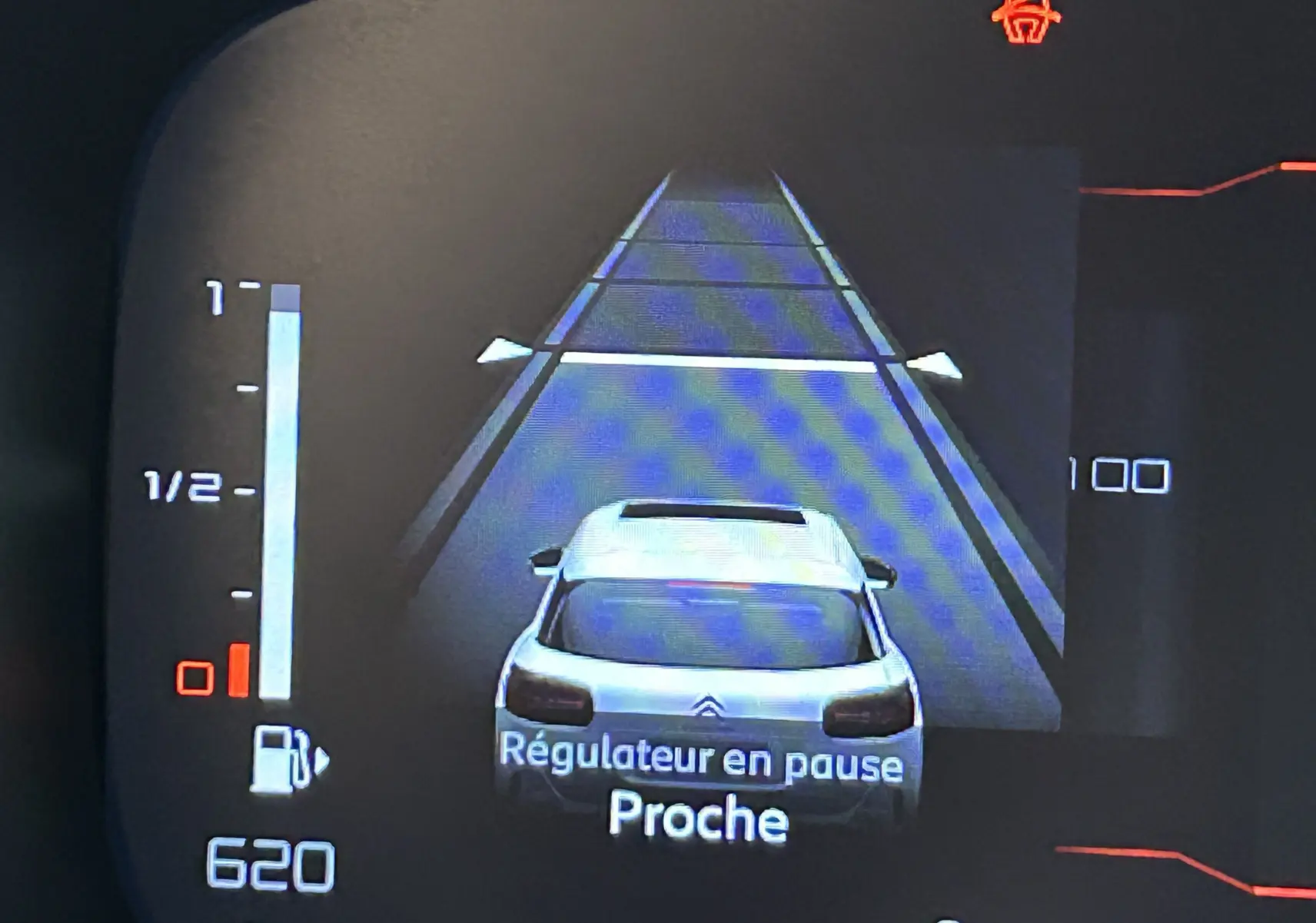 Affichage tableau de bord montrant la caméra de recul du Citroën C5 Aircross noir Perla Nera en vue arrière virtuelle.