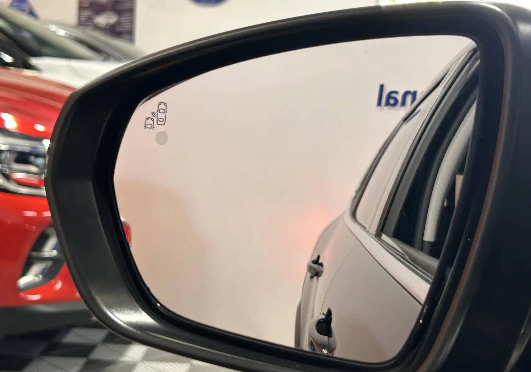 Rétroviseur côté gauche montrant la portière noire Perla Nera du Citroën C5 Aircross Ph.2 Max Hybride 2024.